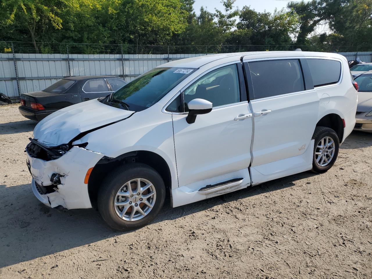 2022 CHRYSLER VOYAGER LX