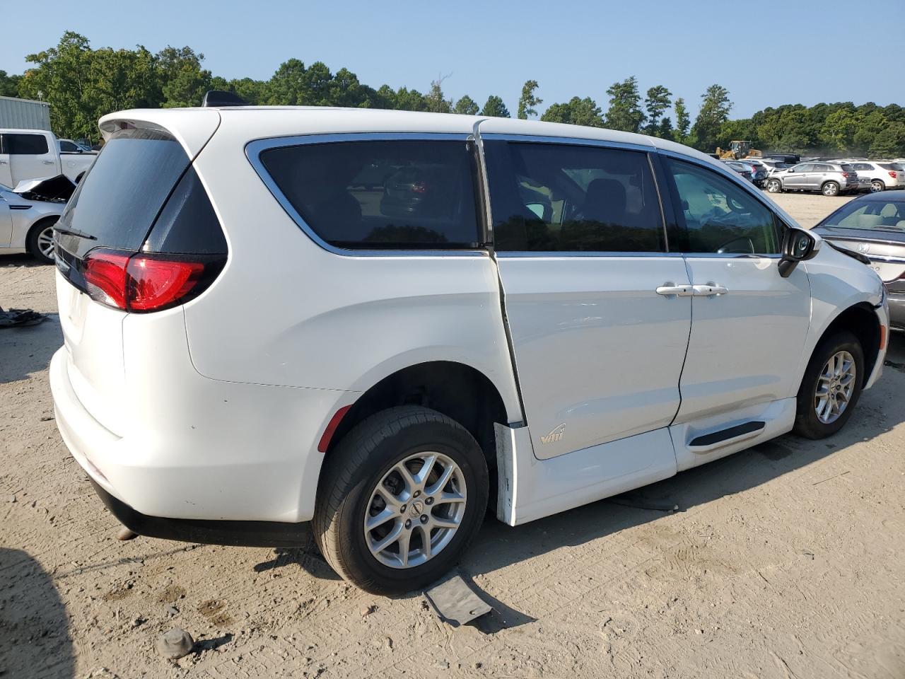 2022 CHRYSLER VOYAGER LX - Фото 3