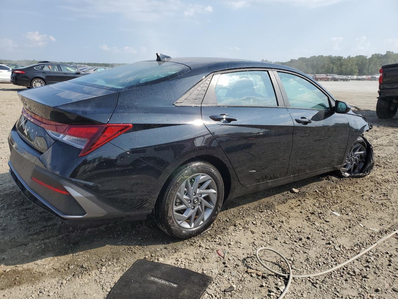 2024 HYUNDAI ELANTRA SE - Фото 3