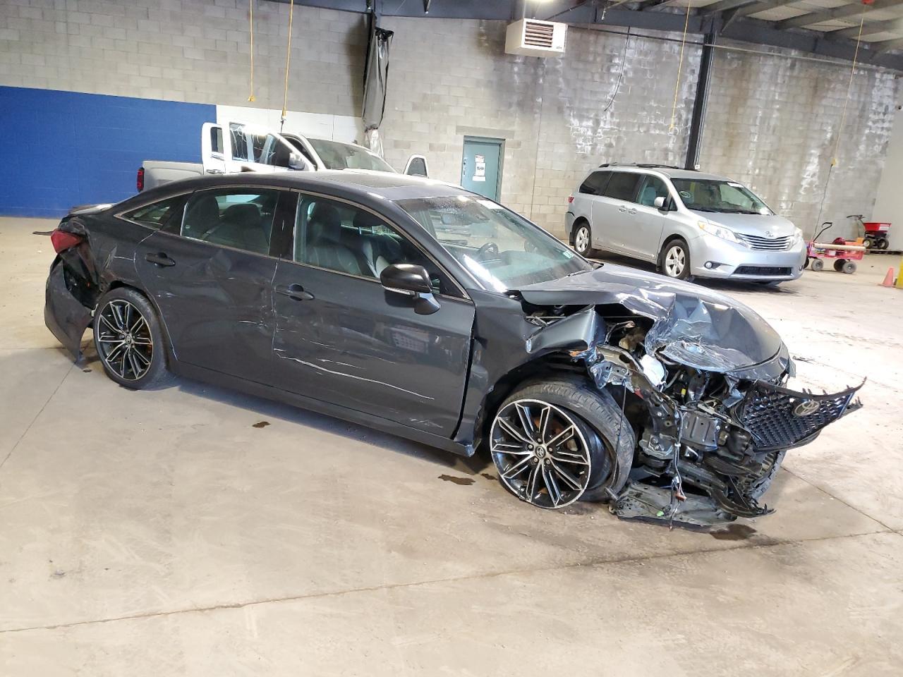 2019 TOYOTA AVALON XLE - Image 4