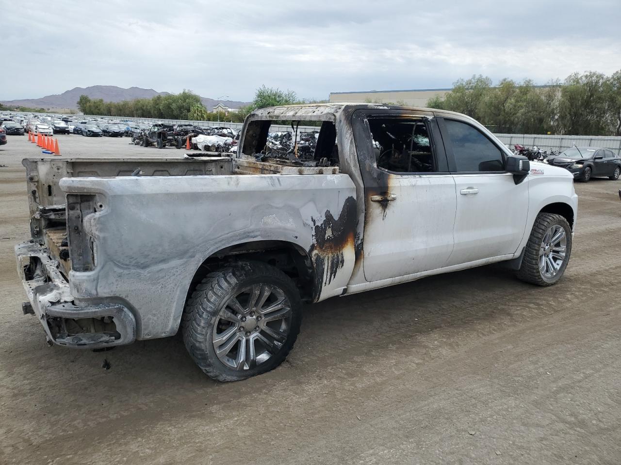 2019 CHEVROLET SILVERADO - Фото 3