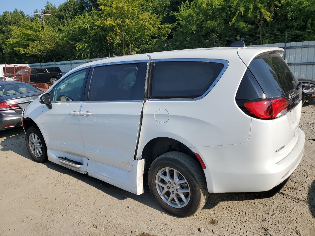 2022 CHRYSLER VOYAGER LX - Фото 2