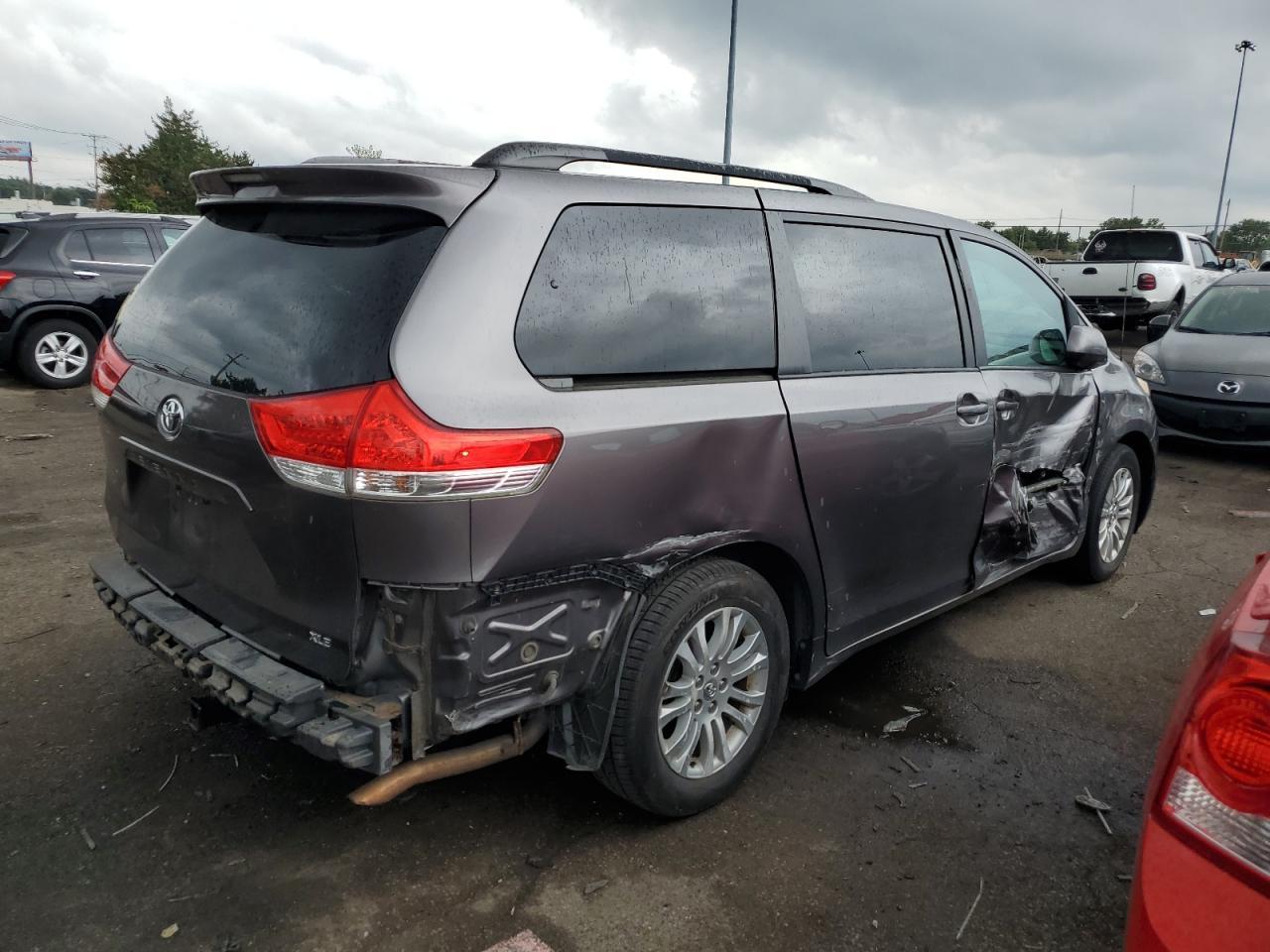 2011 TOYOTA SIENNA XLE - Фото 3