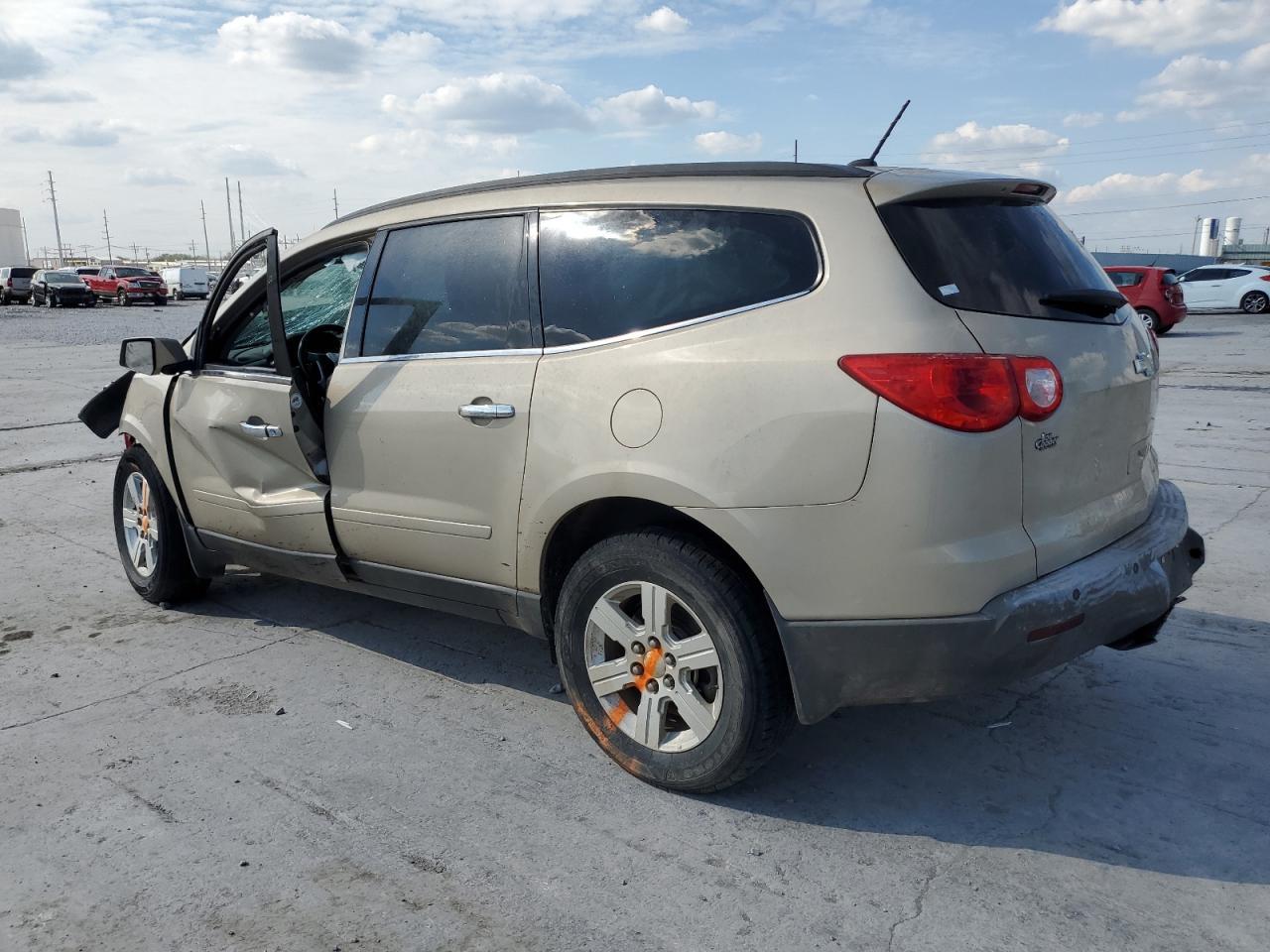 2012 CHEVROLET TRAVERSE L - Image 2
