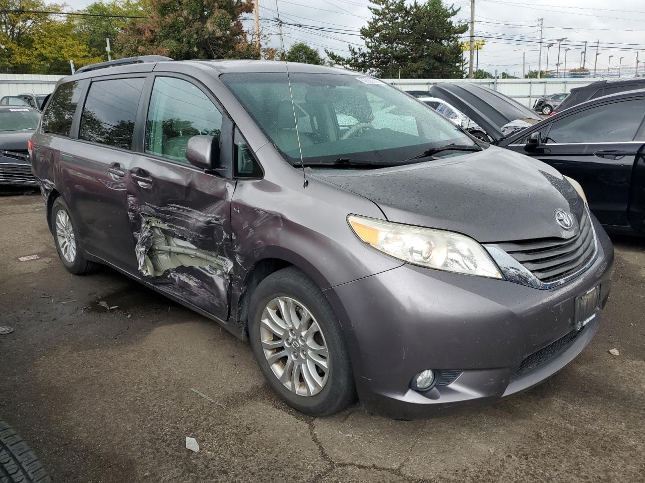 2011 TOYOTA SIENNA XLE - Фото 4