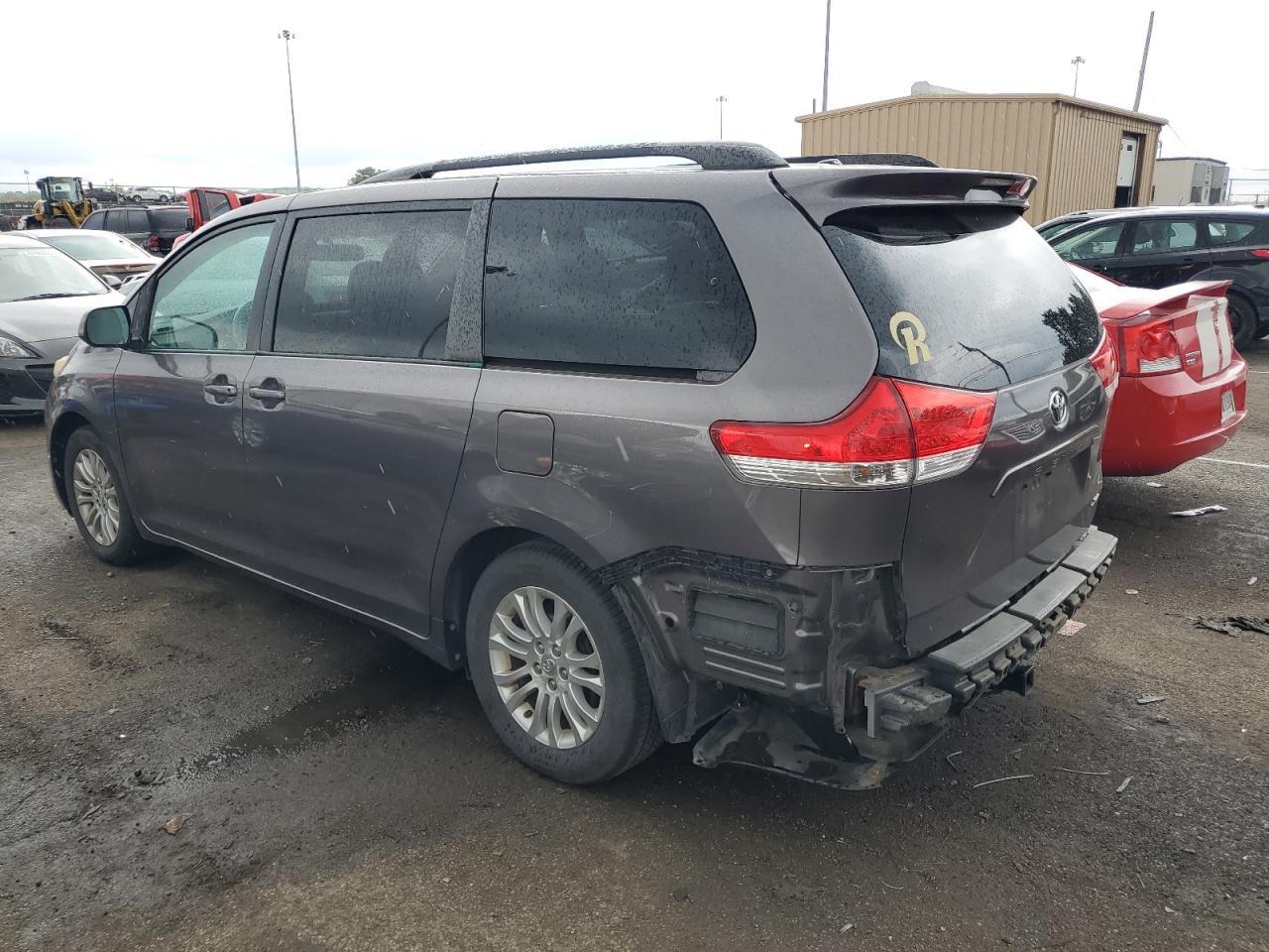 2011 TOYOTA SIENNA XLE - Фото 2