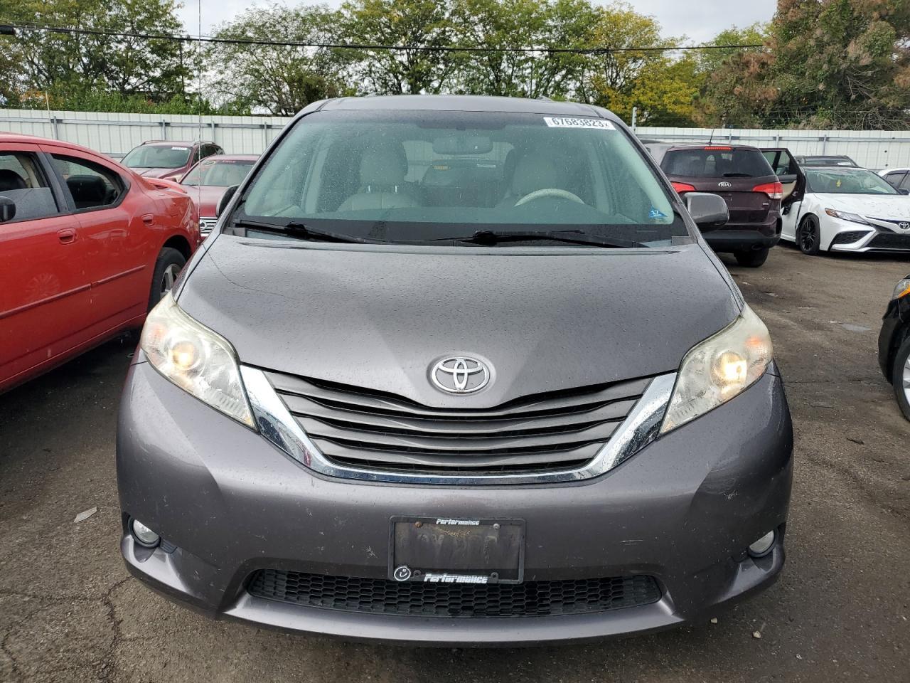 2011 TOYOTA SIENNA XLE - Фото 5