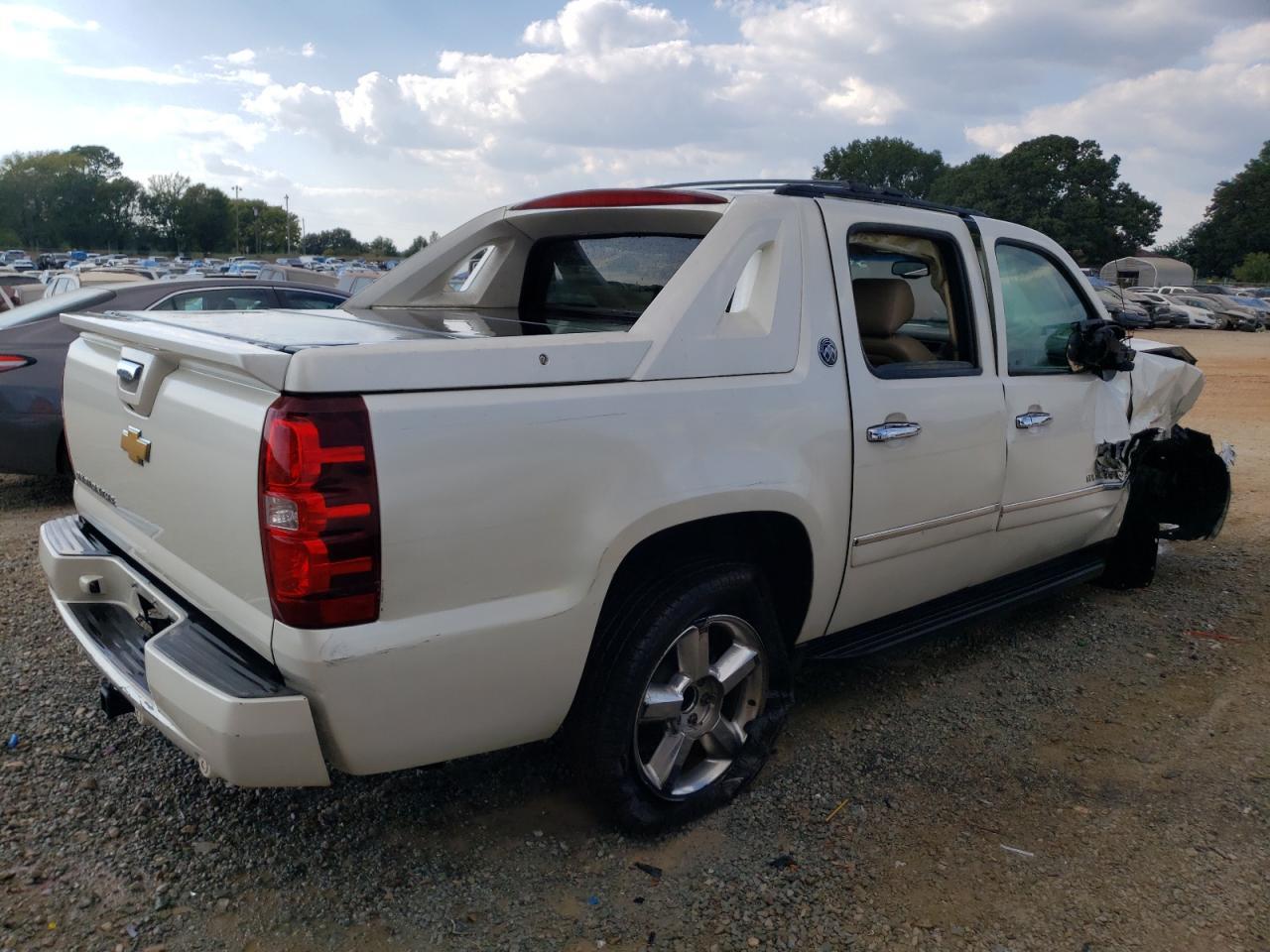 2013 CHEVROLET AVALANCHE - Image 3