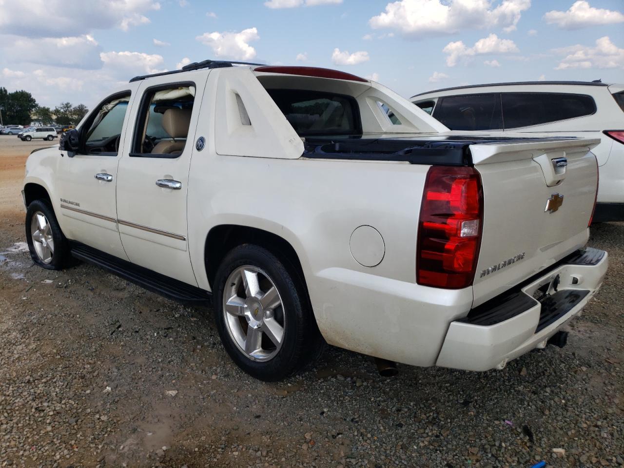 2013 CHEVROLET AVALANCHE - Image 2