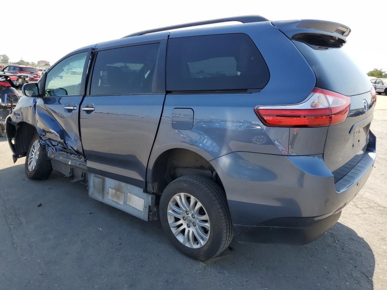 2015 TOYOTA SIENNA XLE - Фото 2