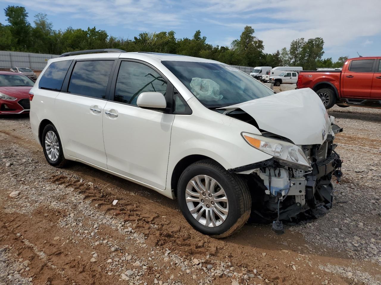 2015 TOYOTA SIENNA XLE - Фото 4