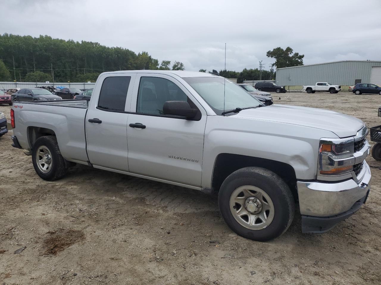 2017 CHEVROLET SILVERADO - Image 4