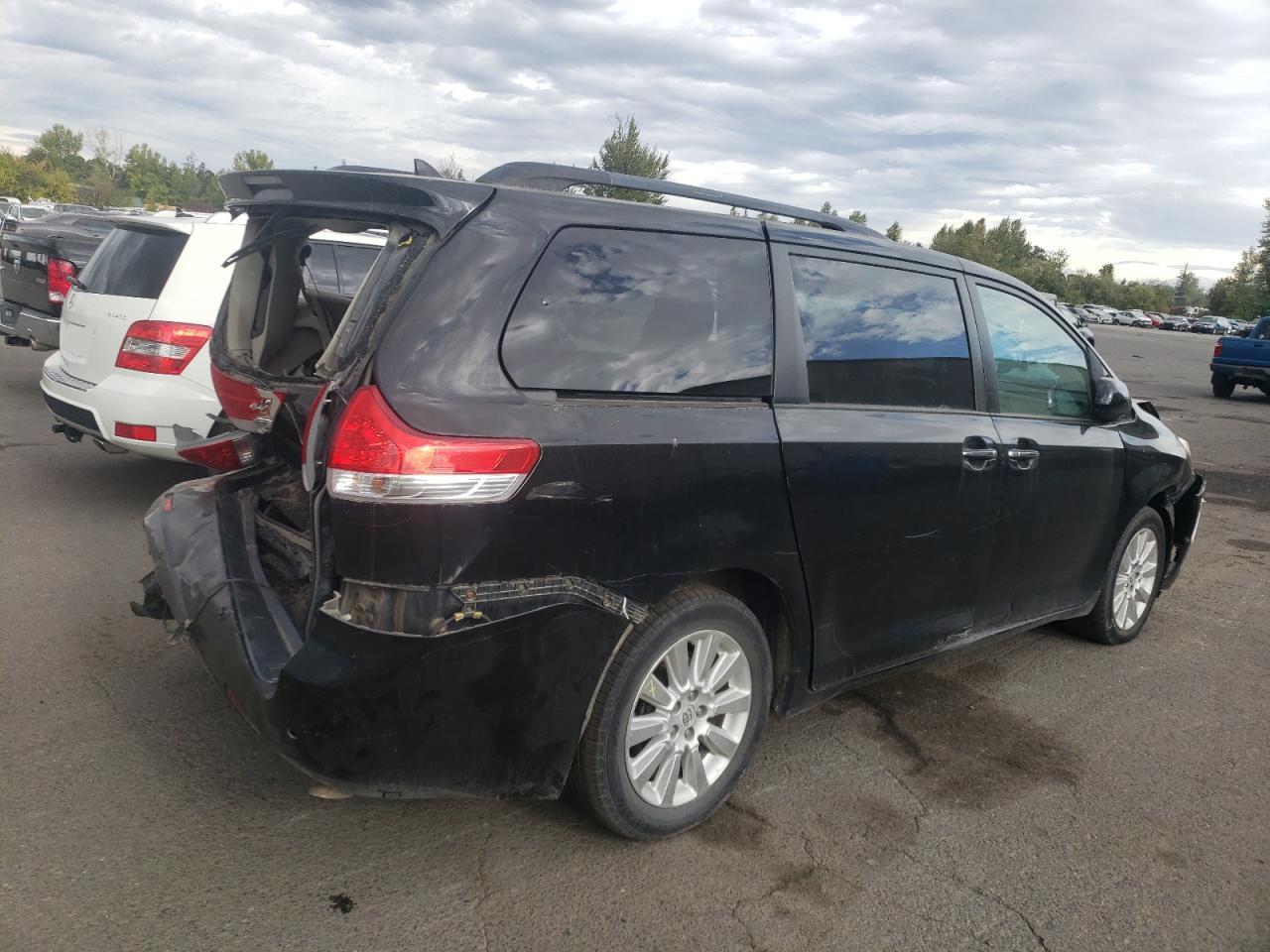 2011 TOYOTA SIENNA XLE - Фото 3
