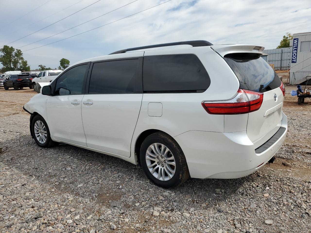2015 TOYOTA SIENNA XLE - Фото 2