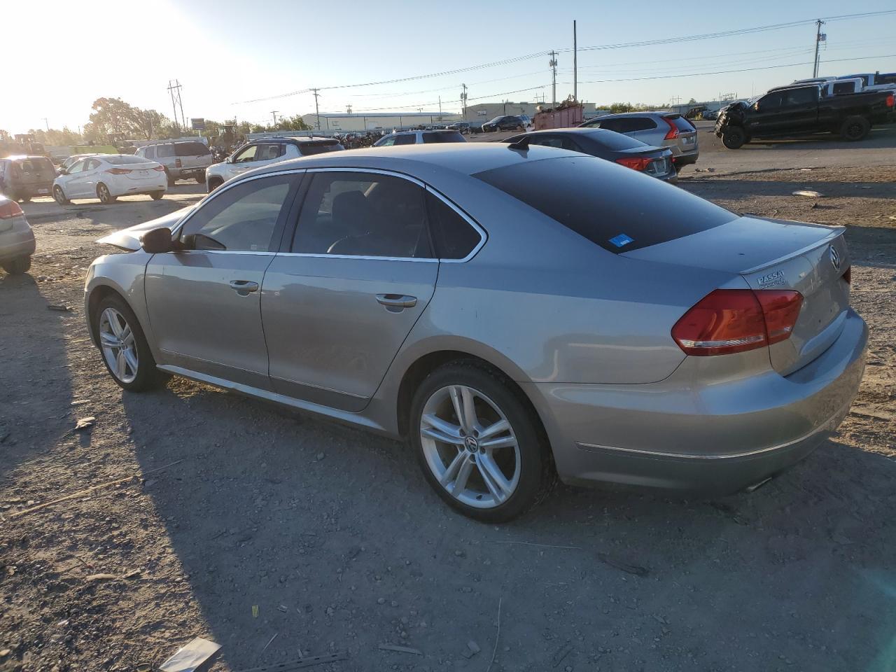 2013 VOLKSWAGEN PASSAT SE - Image 2