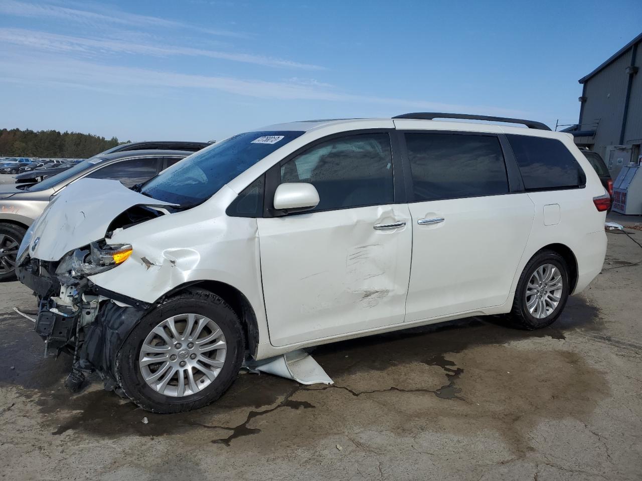 2015 TOYOTA SIENNA XLE