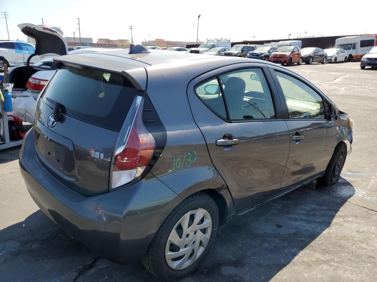 2015 TOYOTA PRIUS C - Image 3