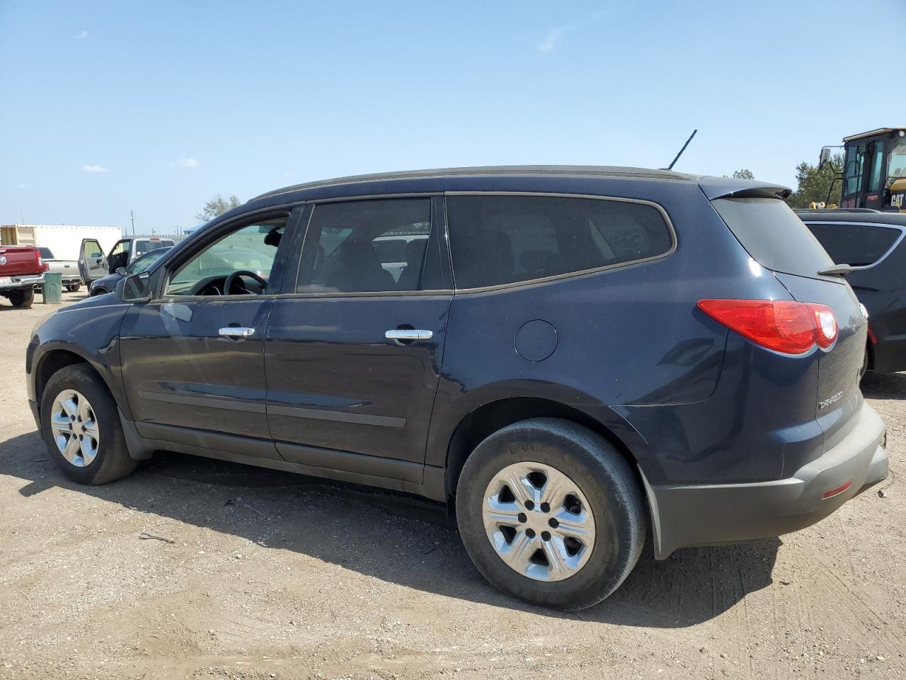 2011 CHEVROLET TRAVERSE L - Фото 2