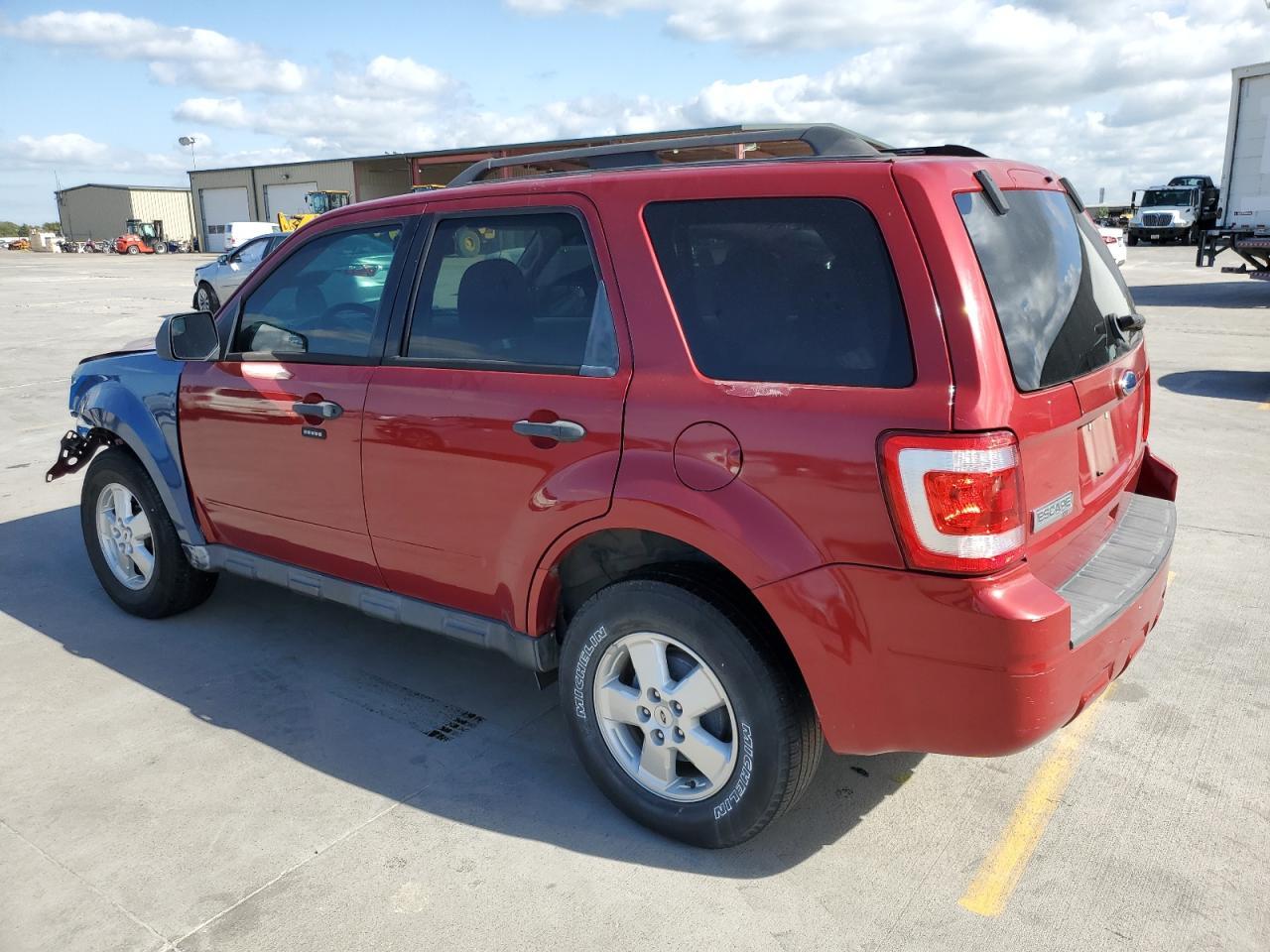 2010 FORD ESCAPE XLT - Image 2