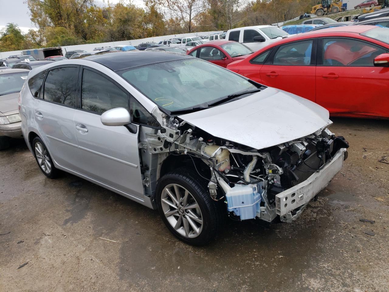 2015 TOYOTA PRIUS V - Image 4