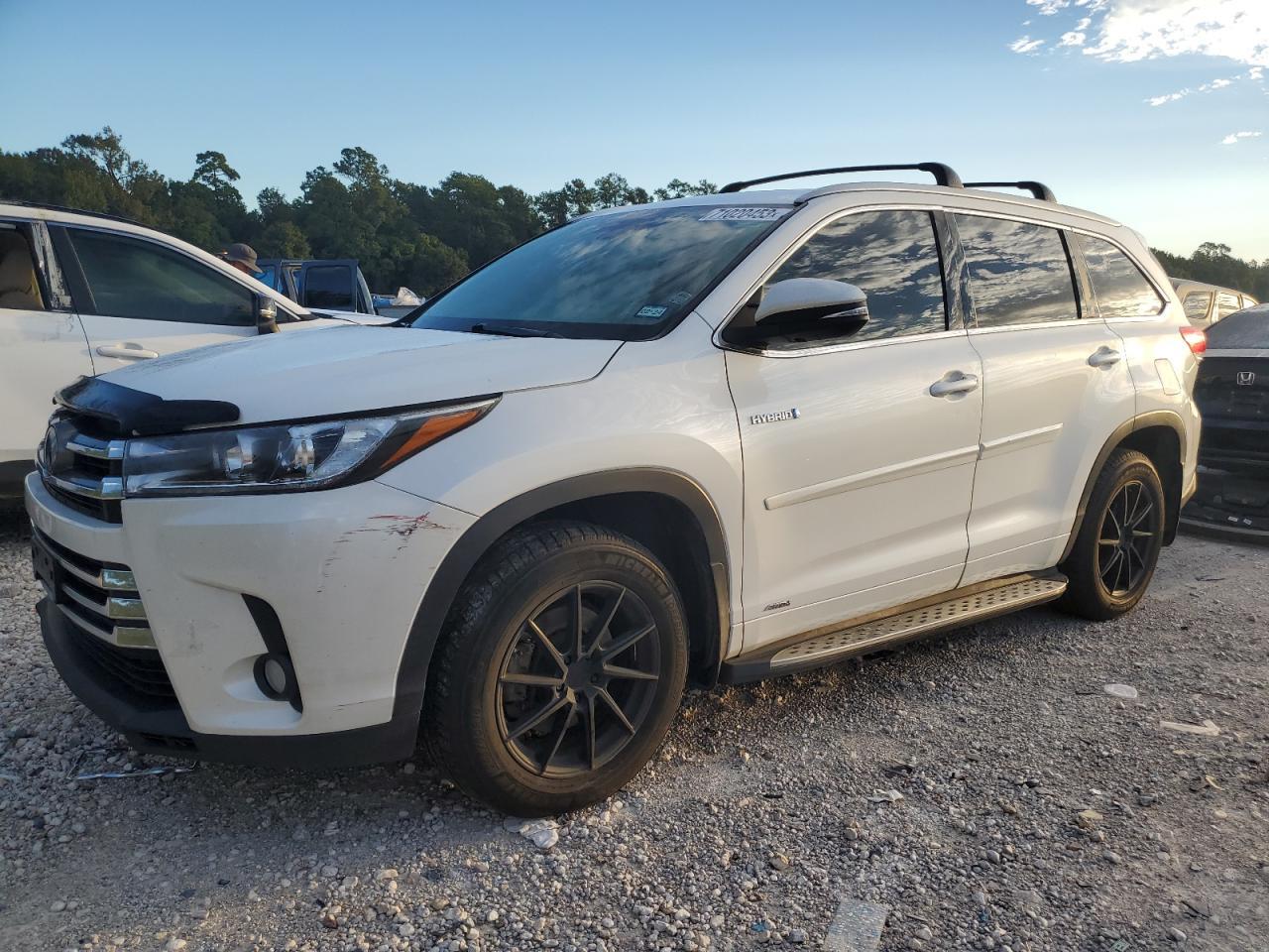 2017 TOYOTA HIGHLANDER car image