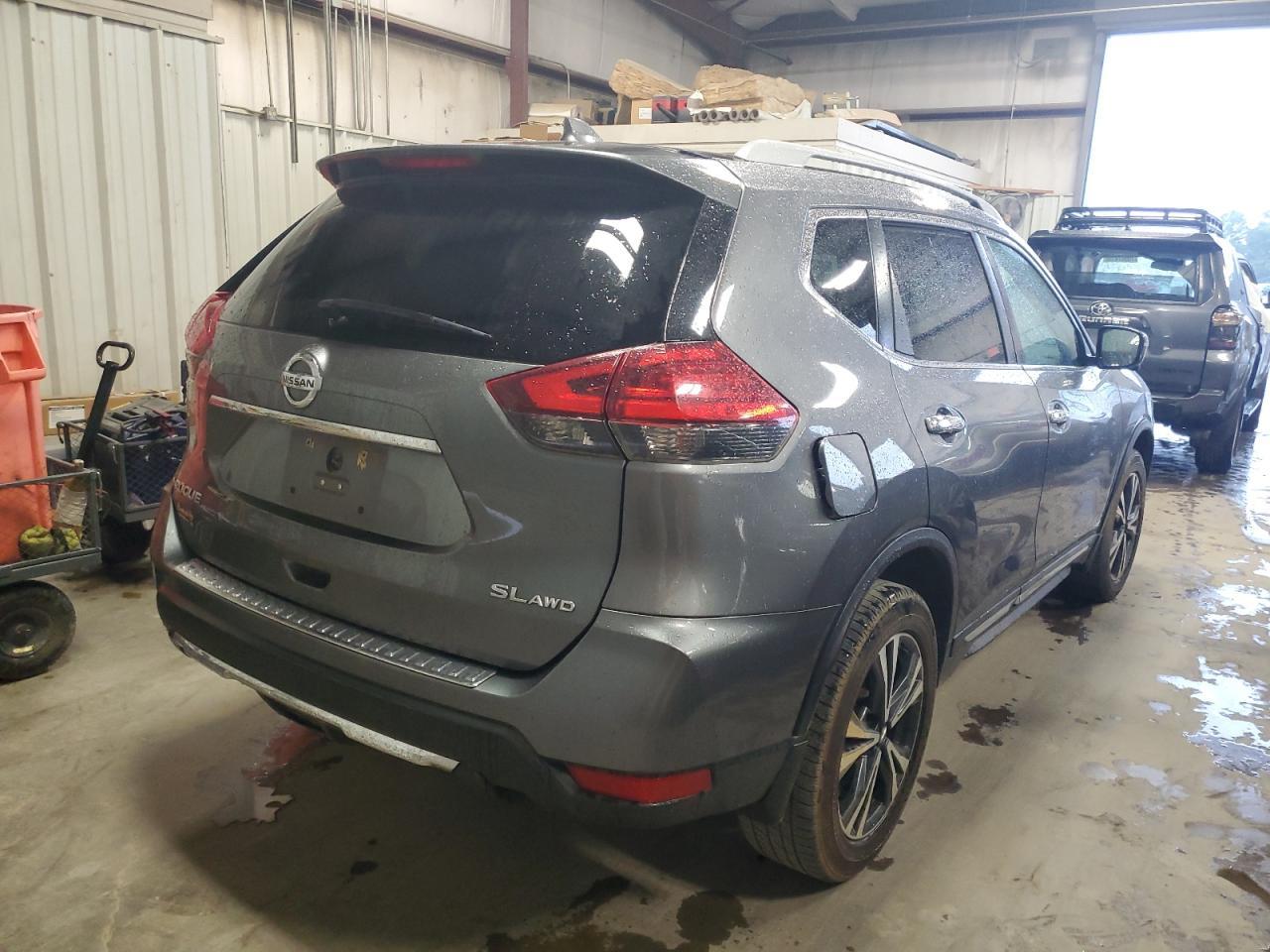 2017 NISSAN ROGUE SV - Фото 3