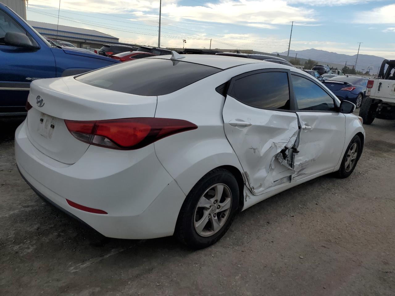 2015 HYUNDAI ELANTRA SE - Image 3
