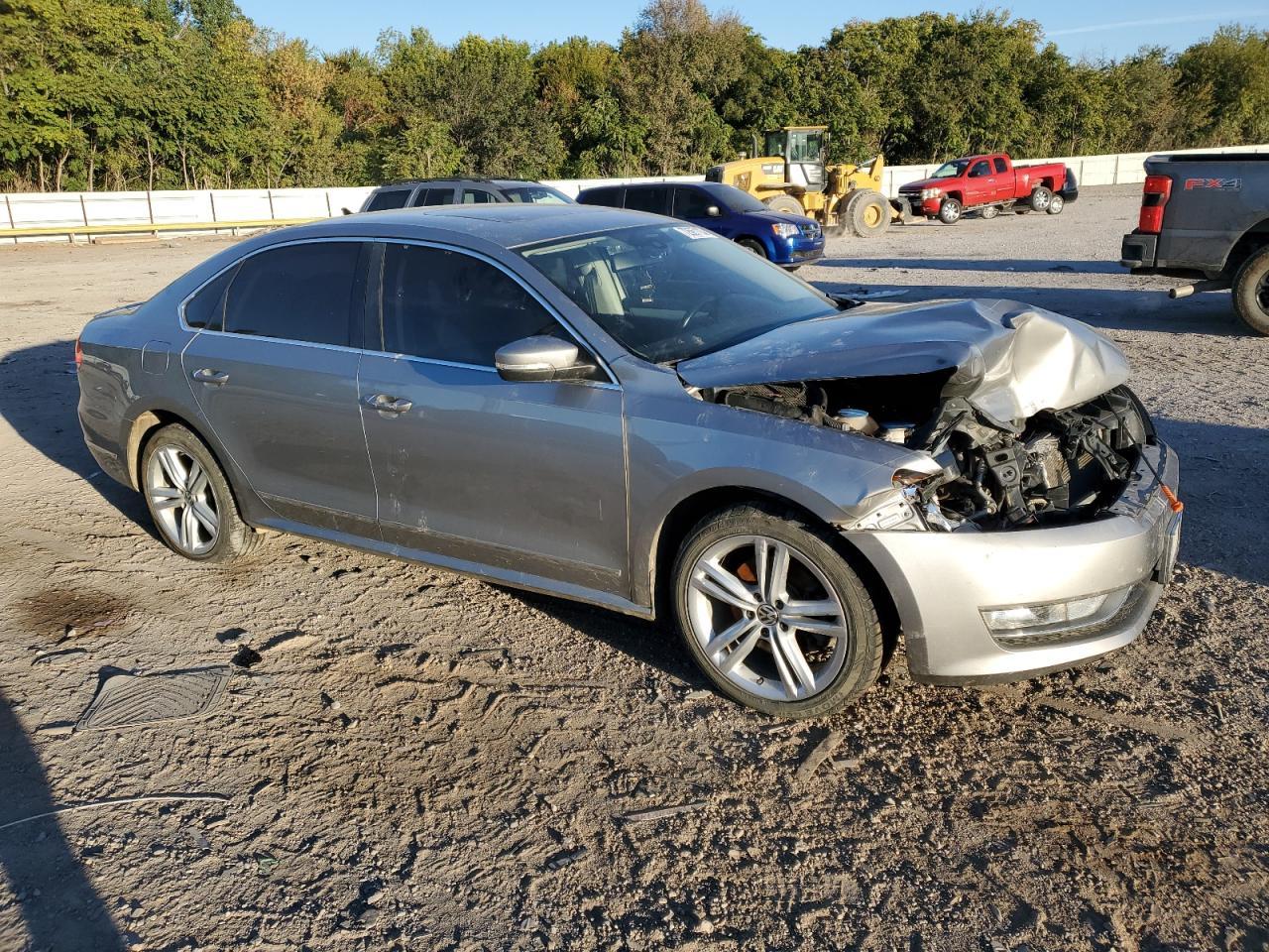 2013 VOLKSWAGEN PASSAT SE - Image 4