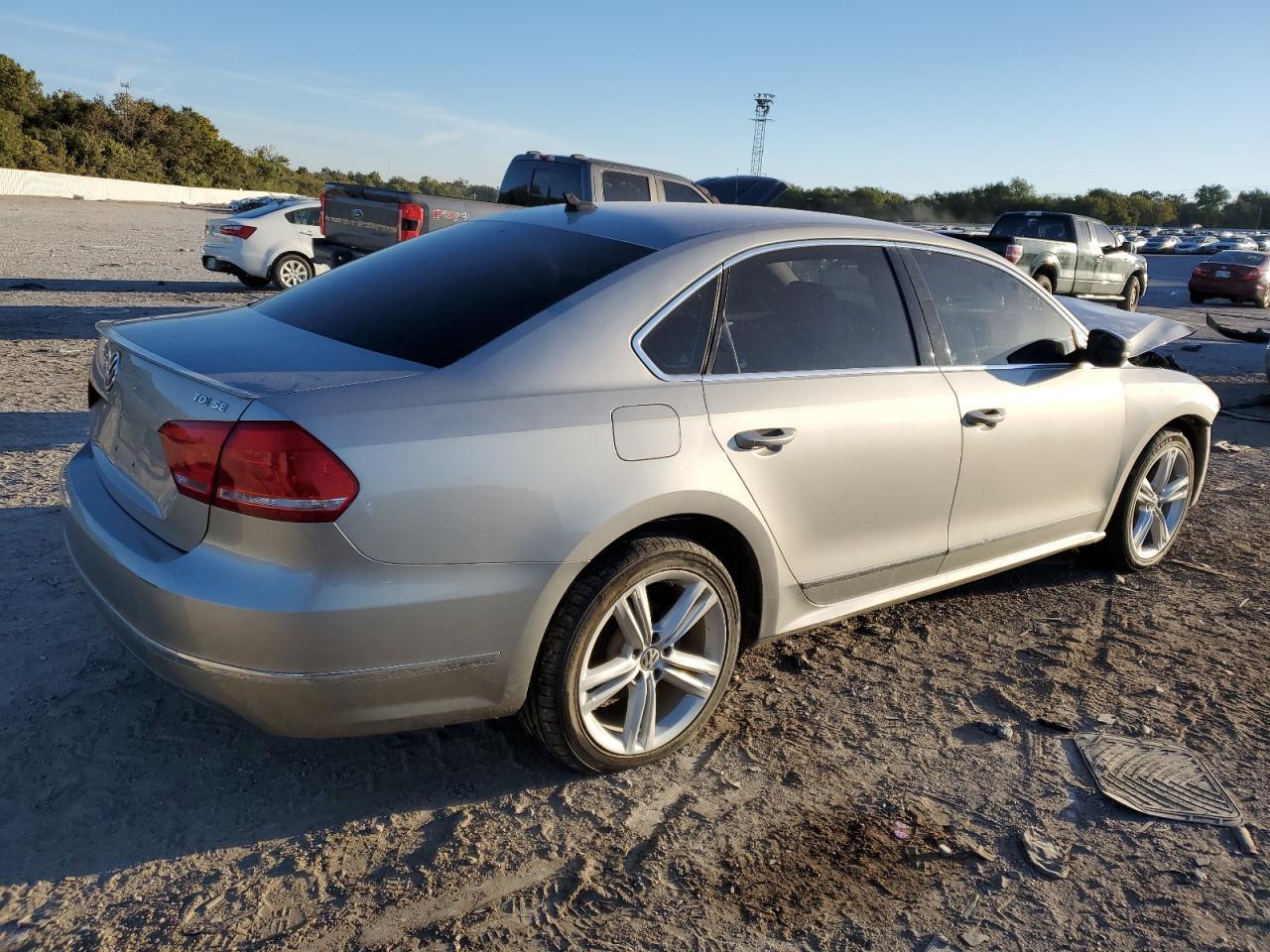 2013 VOLKSWAGEN PASSAT SE - Image 3
