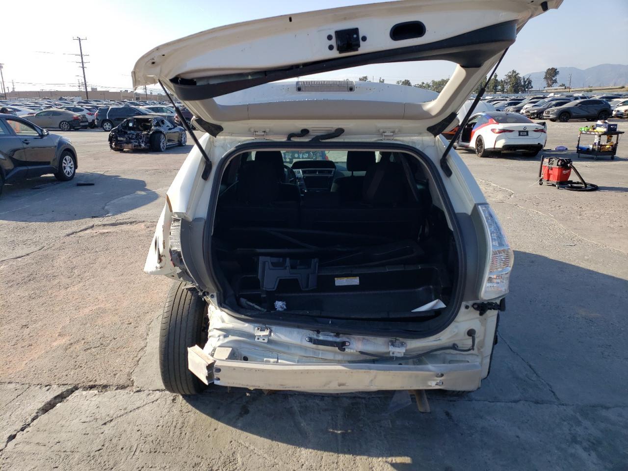 2016 TOYOTA PRIUS V - Image 6
