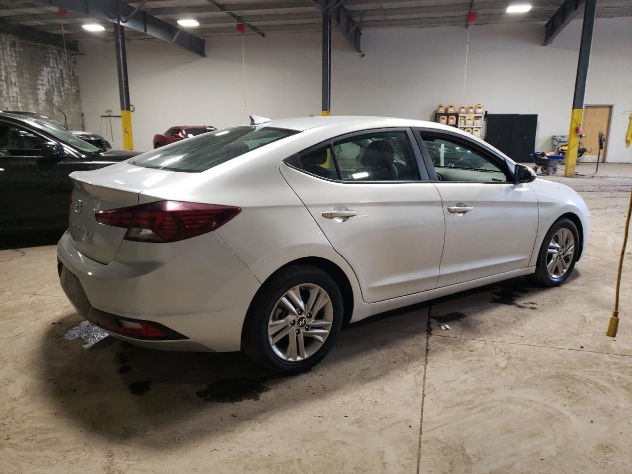 2019 HYUNDAI ELANTRA SE - Фото 3