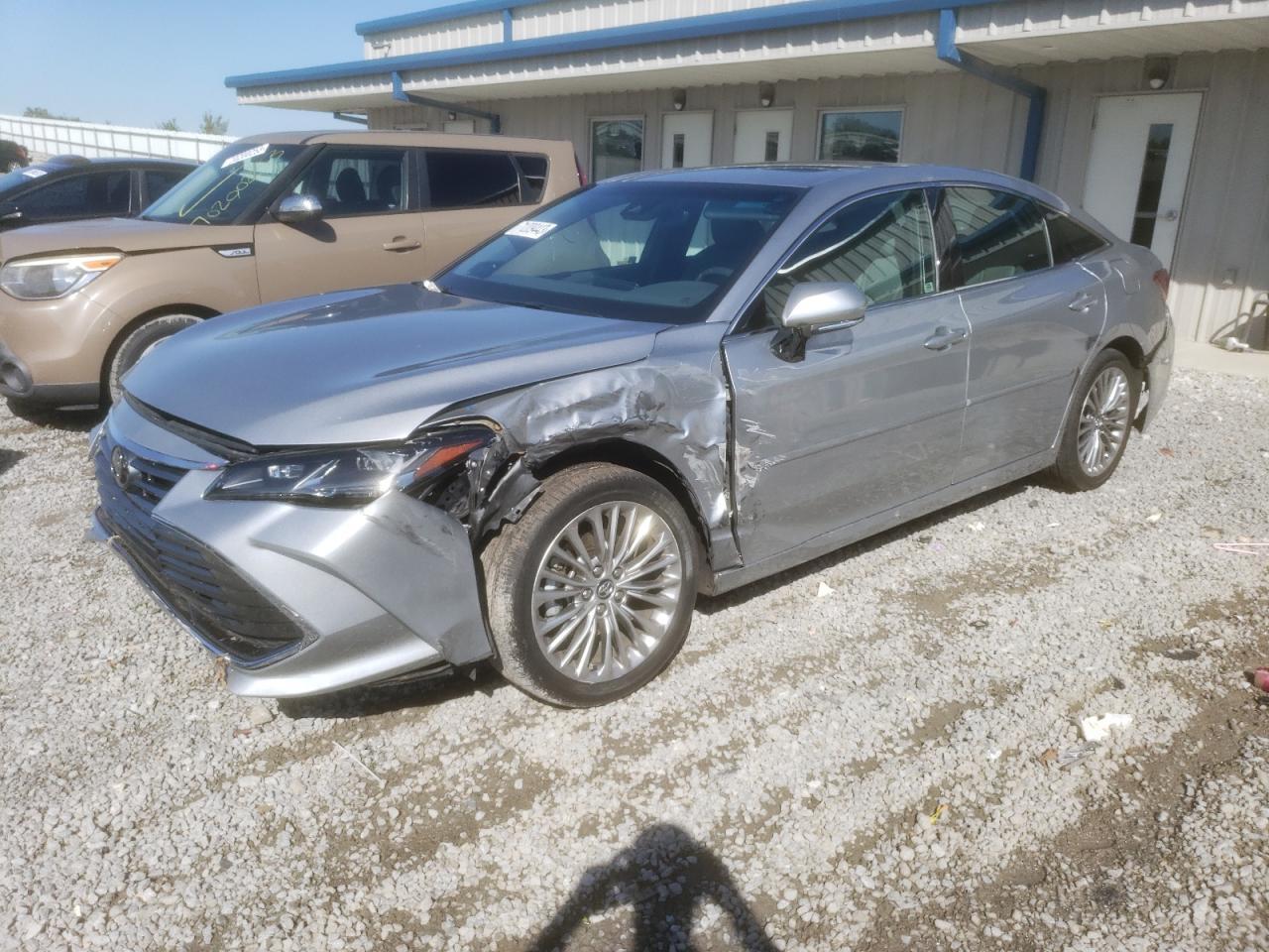 2019 TOYOTA AVALON XLE