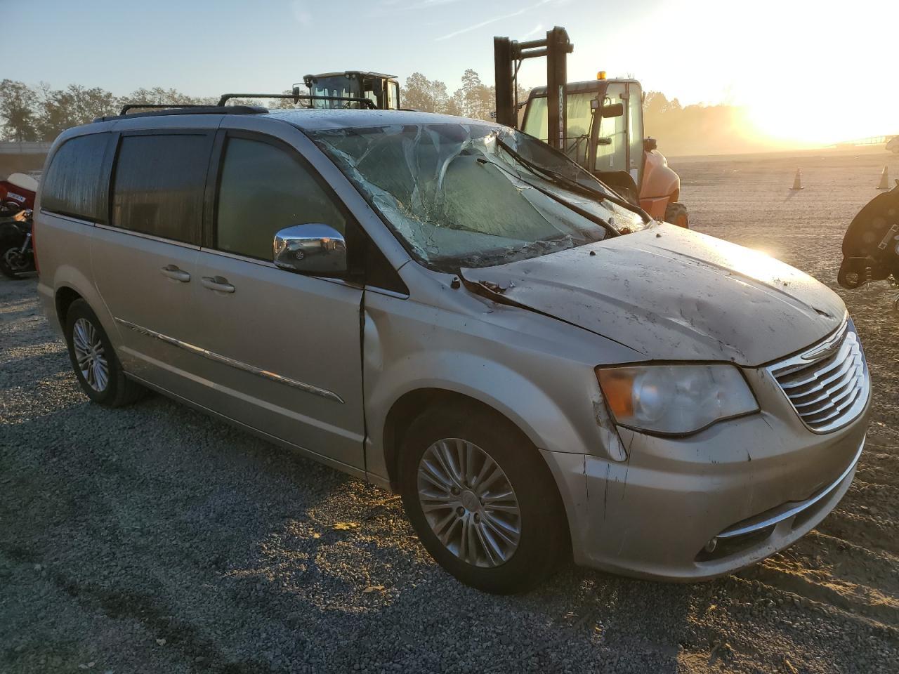 2014 CHRYSLER TOWN & COU - Image 4