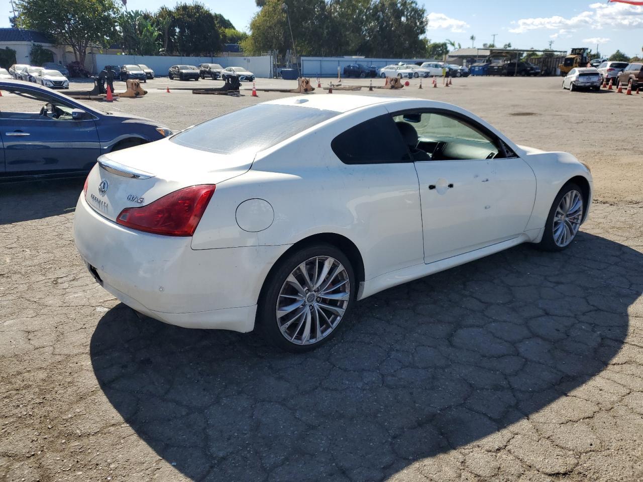 2011 INFINITI G37 - Image 3