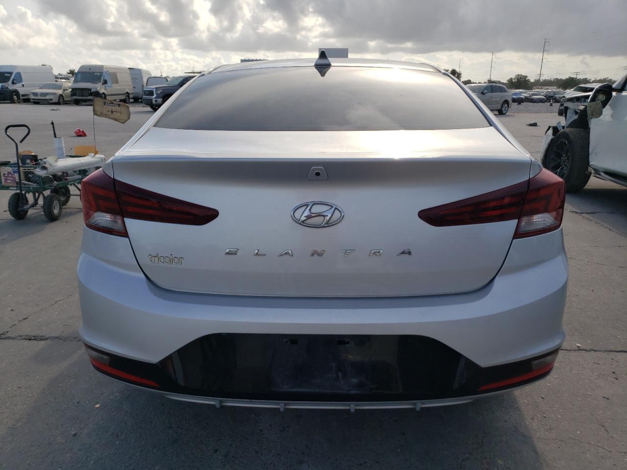 2019 HYUNDAI ELANTRA SE - Фото 6