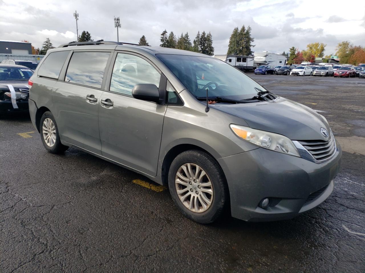 2011 TOYOTA SIENNA XLE - Фото 4