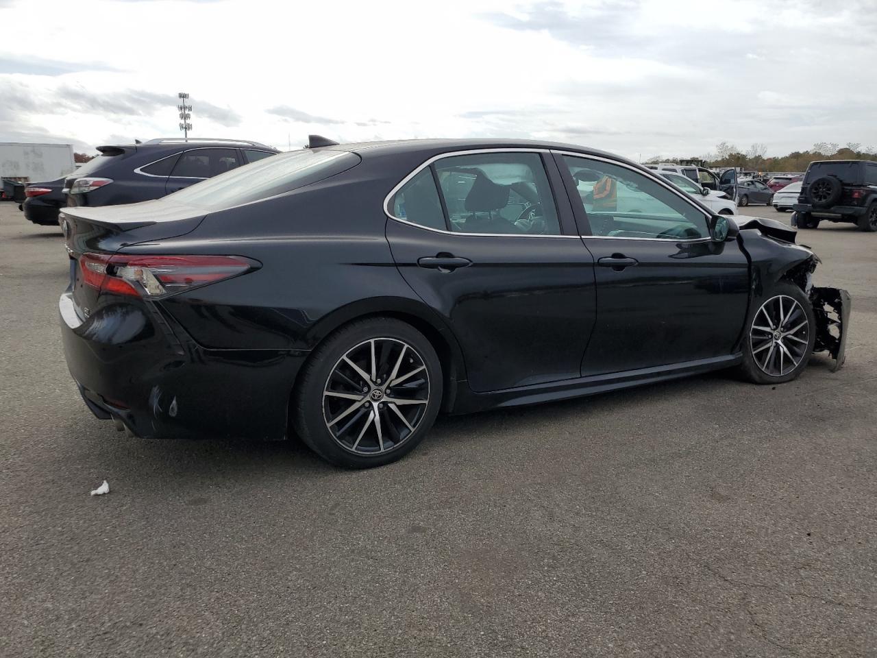 2021 TOYOTA CAMRY SE - Фото 3