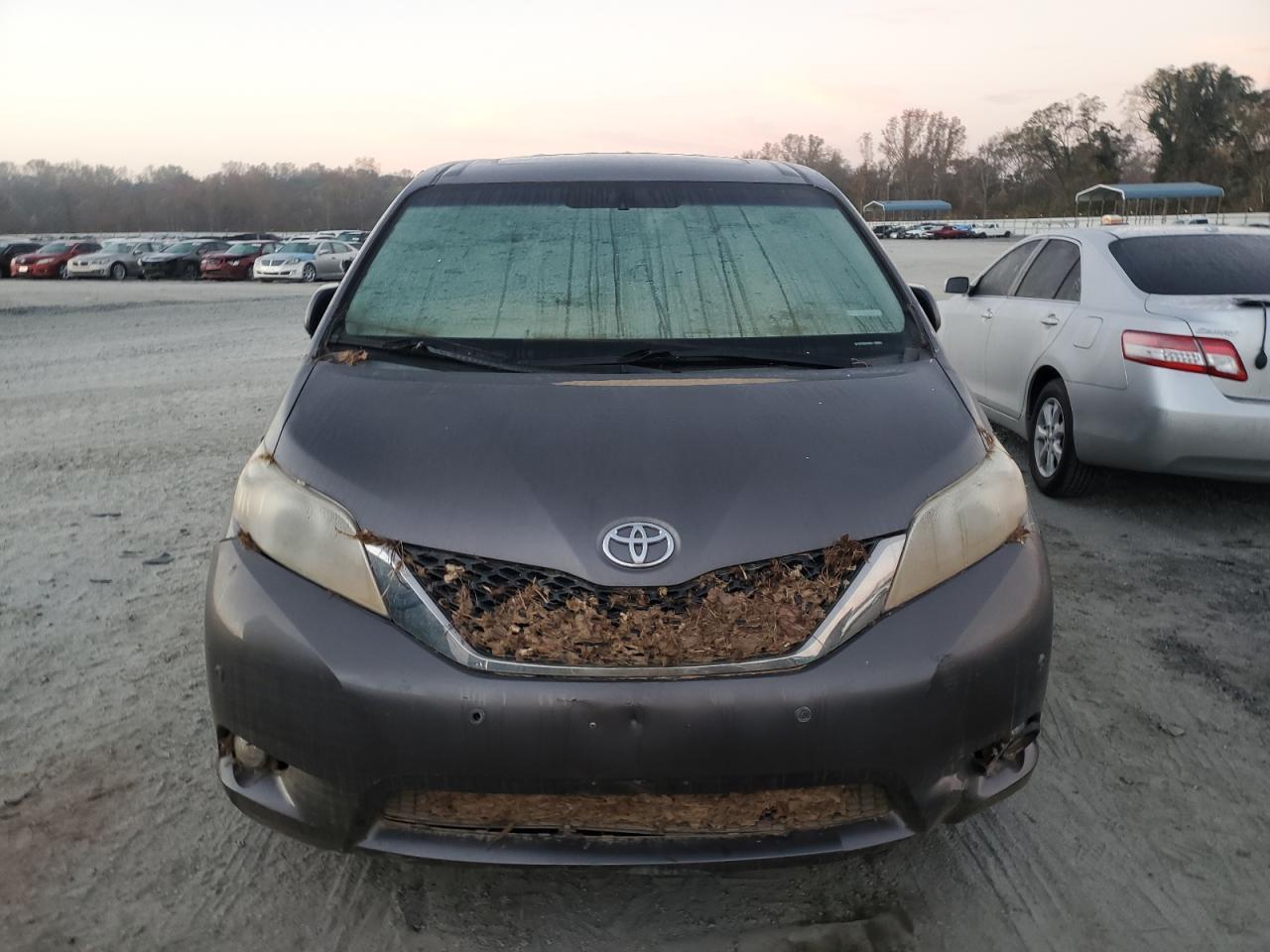 2011 TOYOTA SIENNA XLE - Image 5