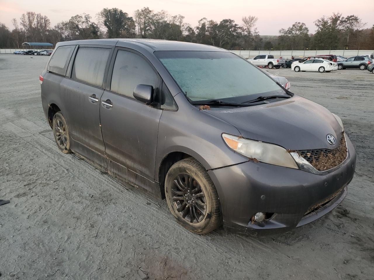 2011 TOYOTA SIENNA XLE - Image 4