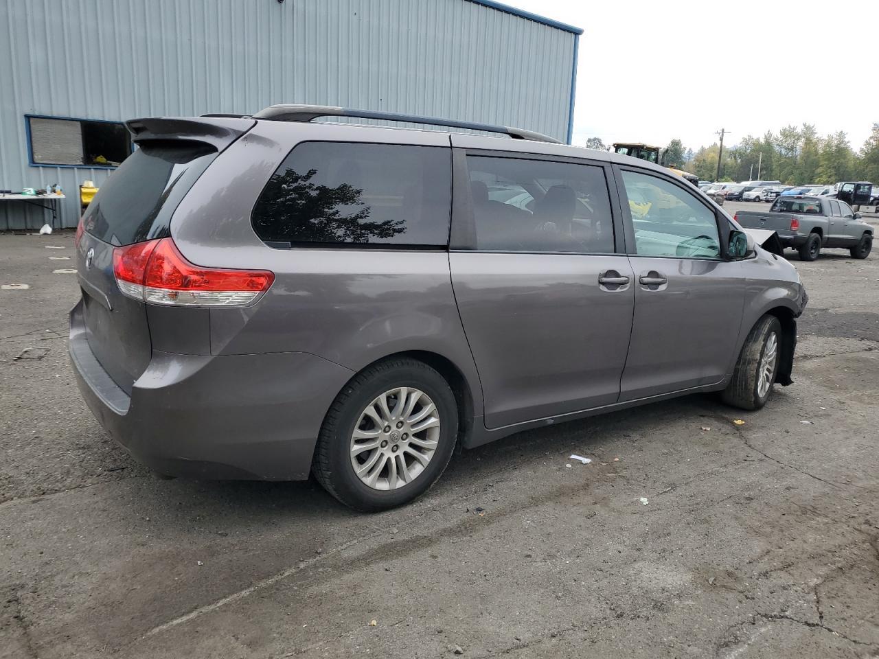 2013 TOYOTA SIENNA XLE - Фото 3