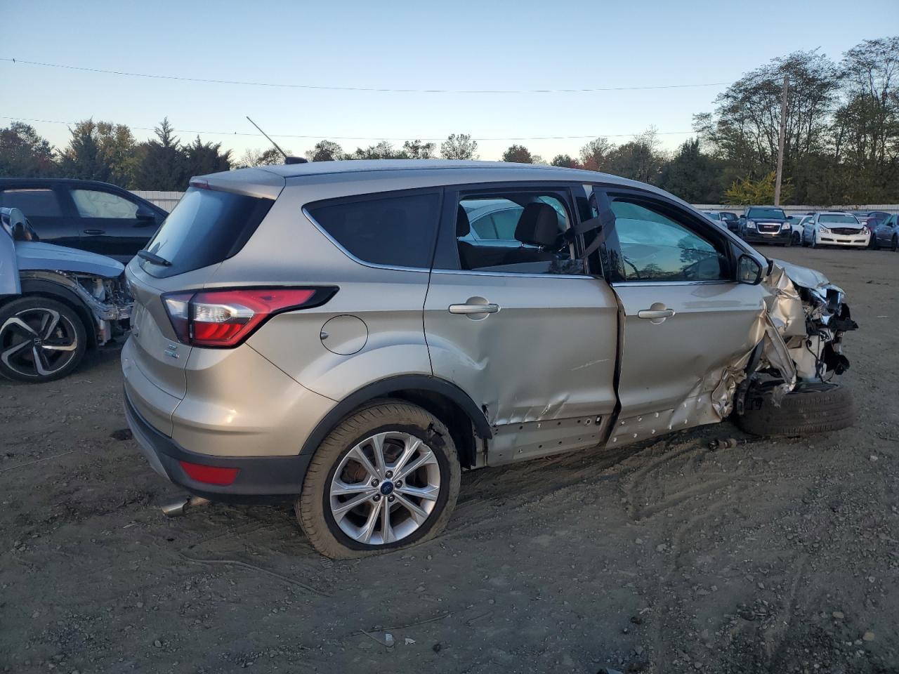 2017 FORD ESCAPE SE - Фото 3