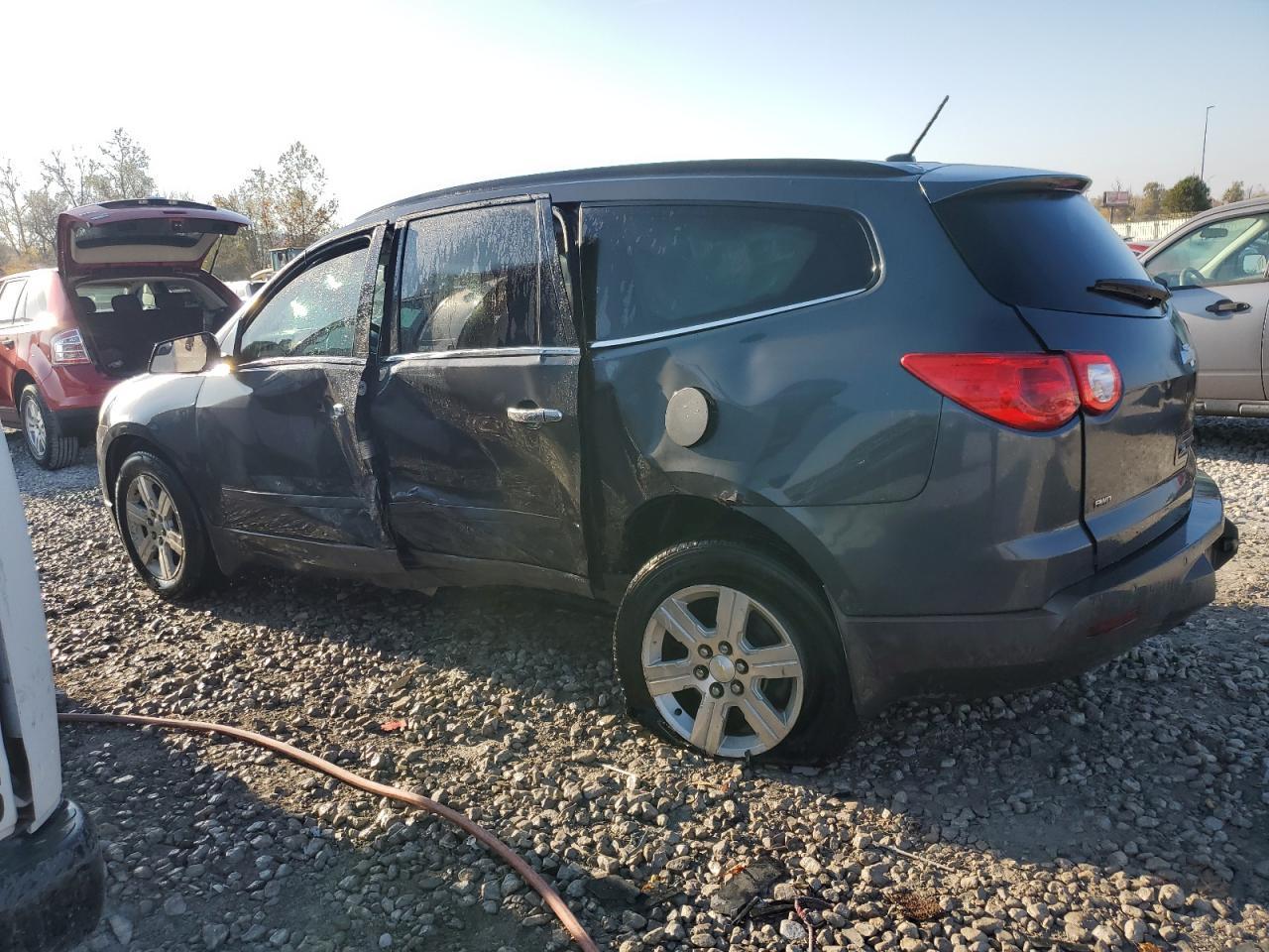 2011 CHEVROLET TRAVERSE L - Image 2