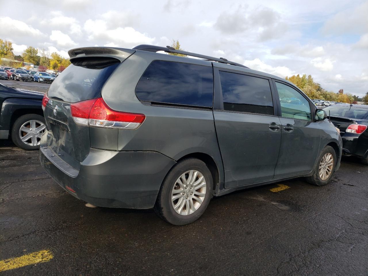 2011 TOYOTA SIENNA XLE - Фото 3