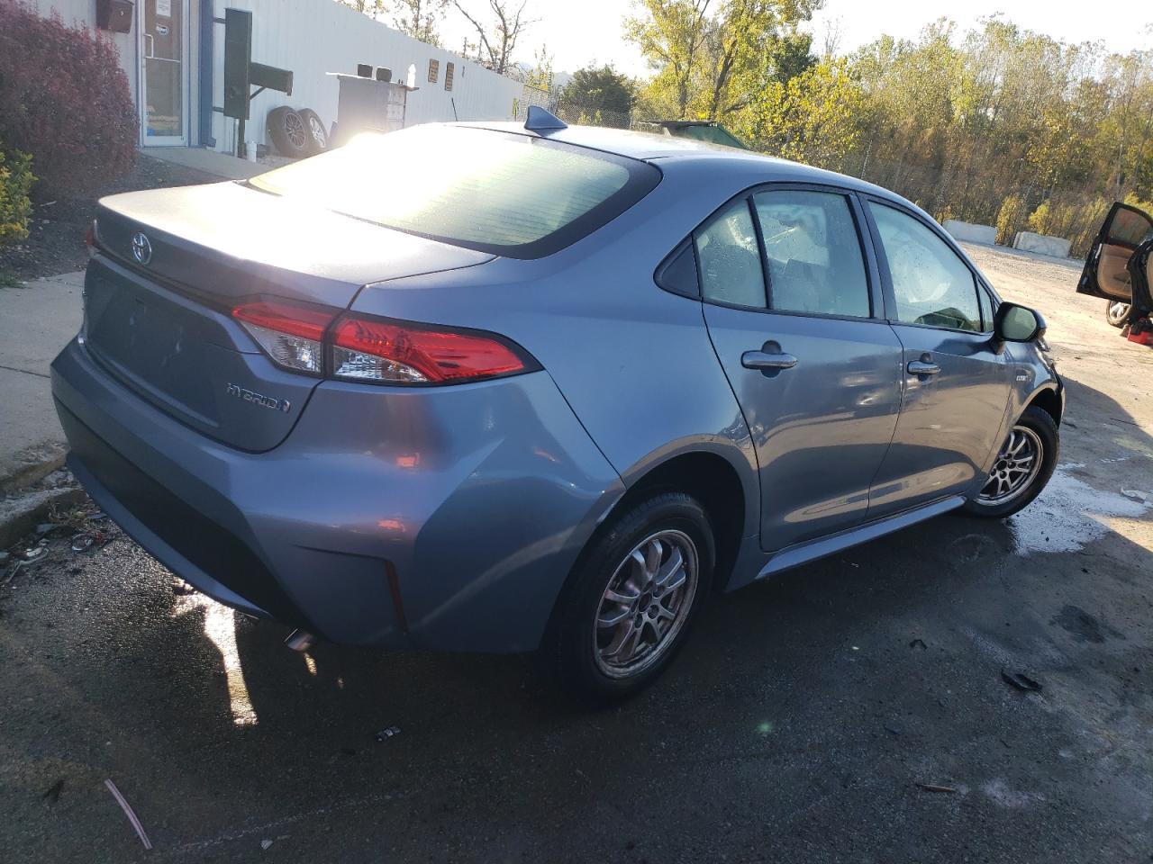 2021 TOYOTA COROLLA LE - Фото 3