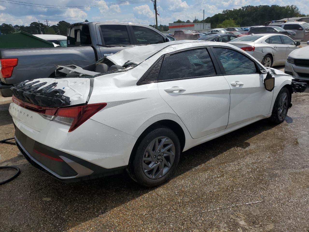 2024 HYUNDAI ELANTRA SE - Фото 3