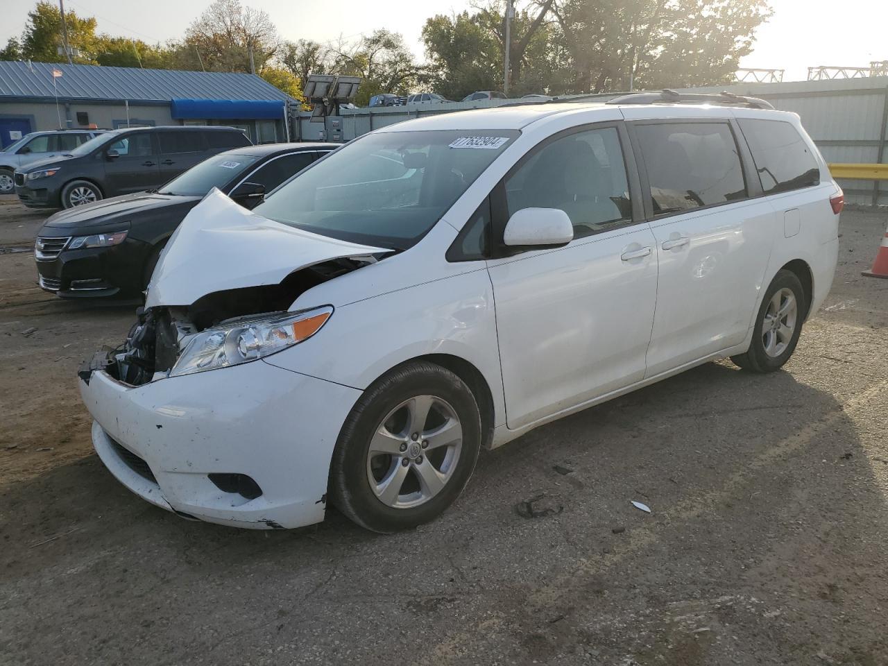 2015 TOYOTA SIENNA LE