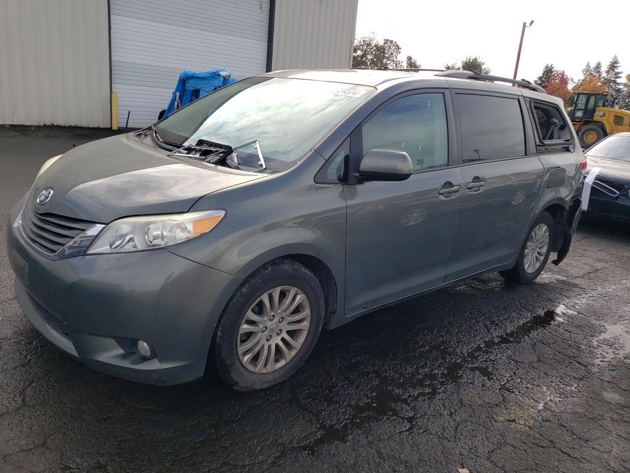 2011 TOYOTA SIENNA XLE