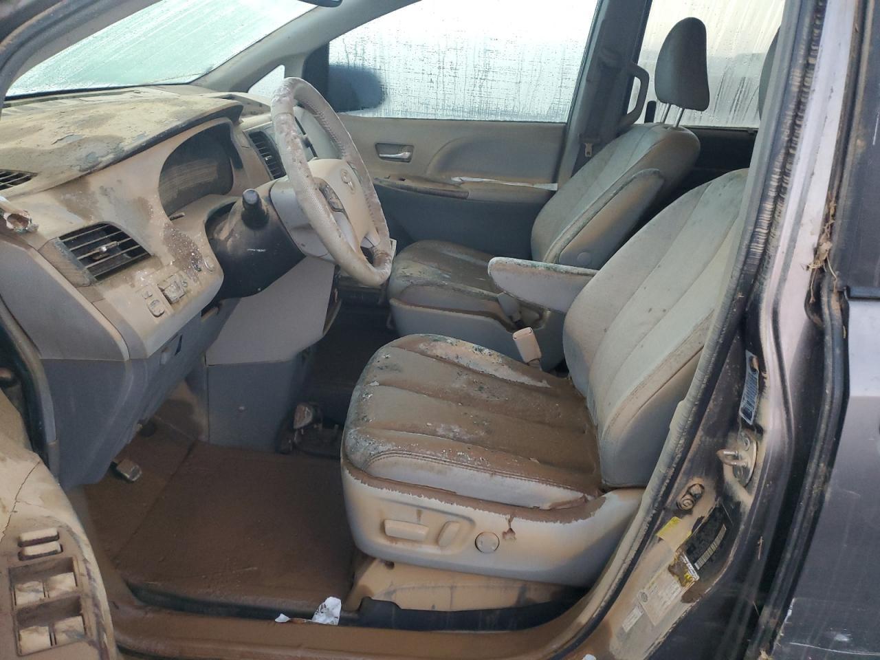 2011 TOYOTA SIENNA XLE - Image 7