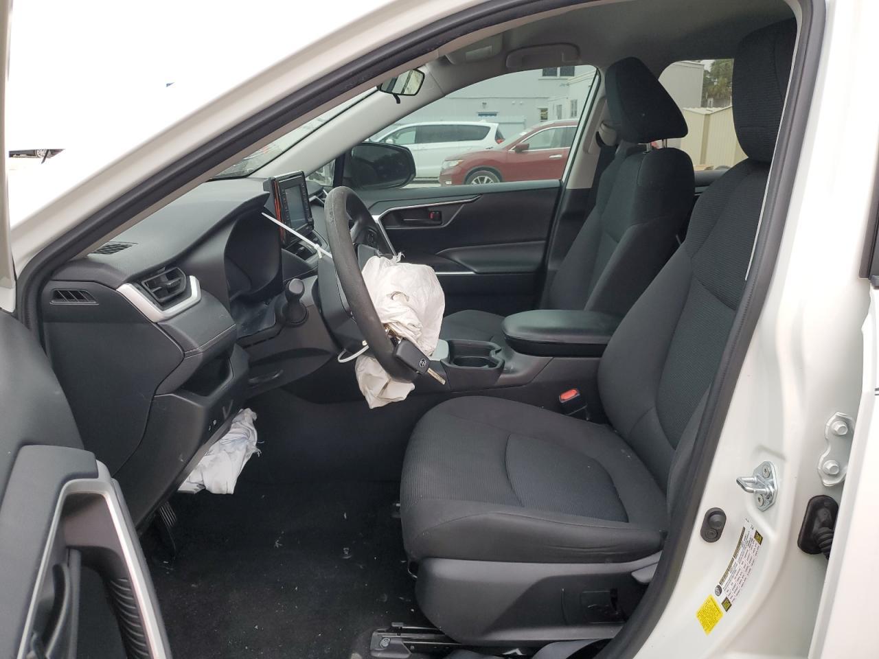2021 TOYOTA RAV4 LE - Фото 7