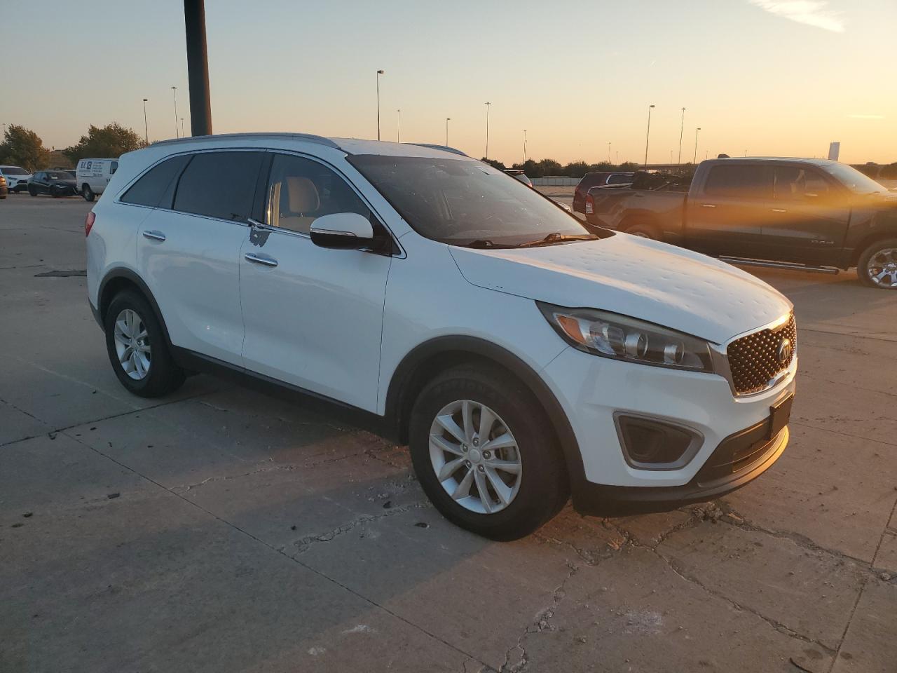 2016 KIA SORENTO LX - Image 4
